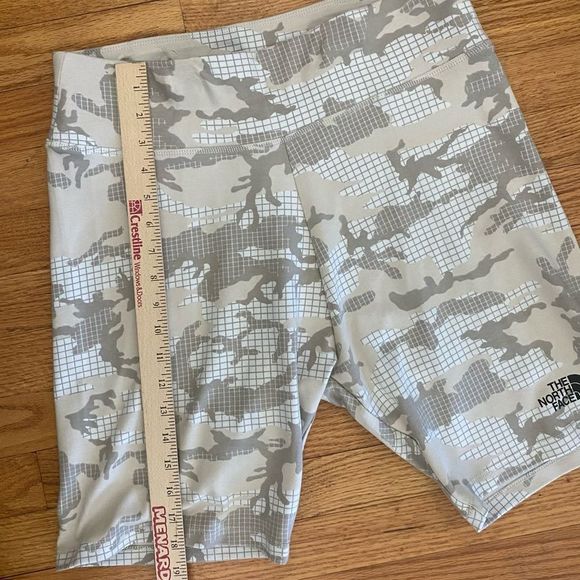The Northface Women’s Shorts XL Camouflage Sandstone NWT Athletic Wear Workout - Picture 5 of 5